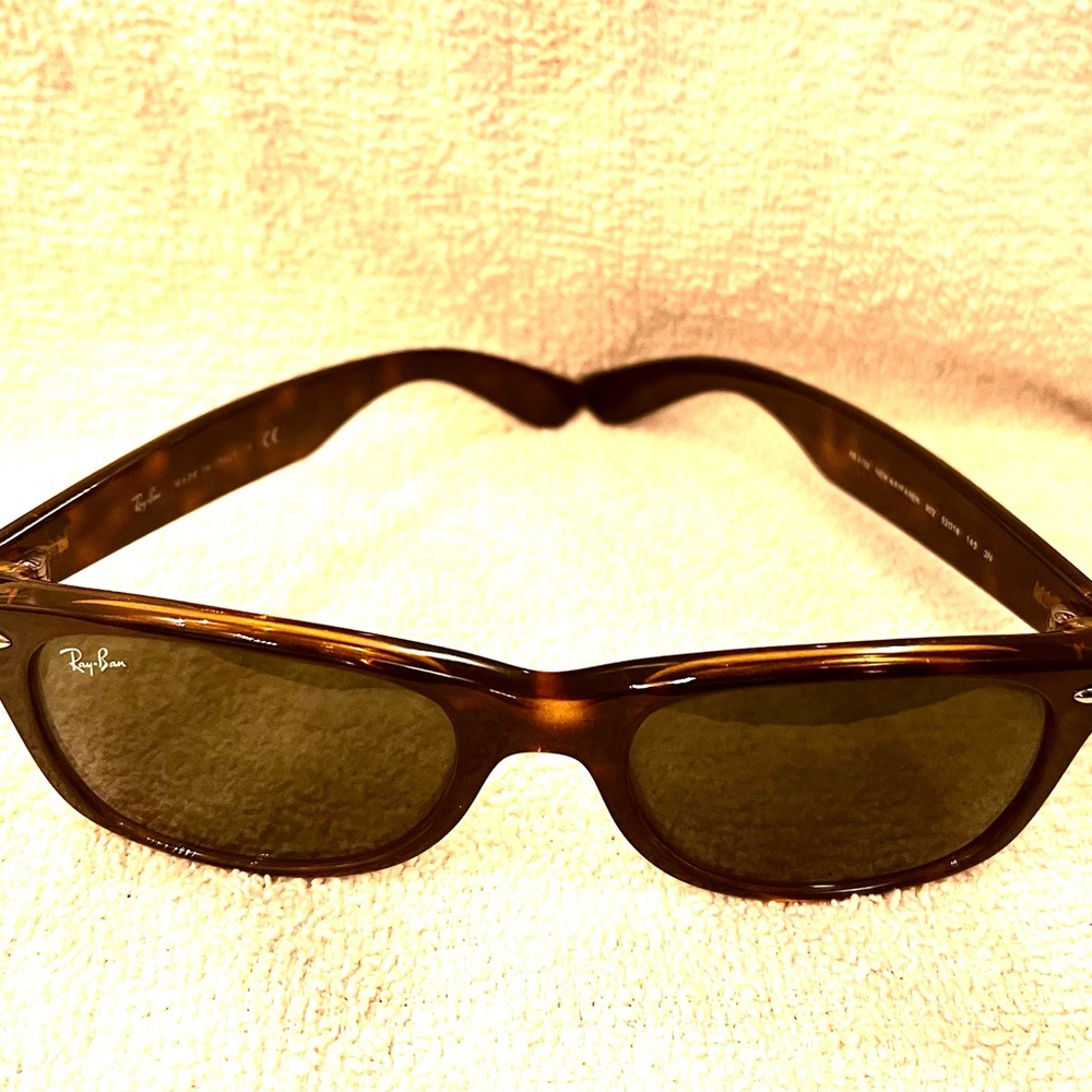 New Ray-Ban (Wayfarer) polarized dark brown tortoise sunglasses